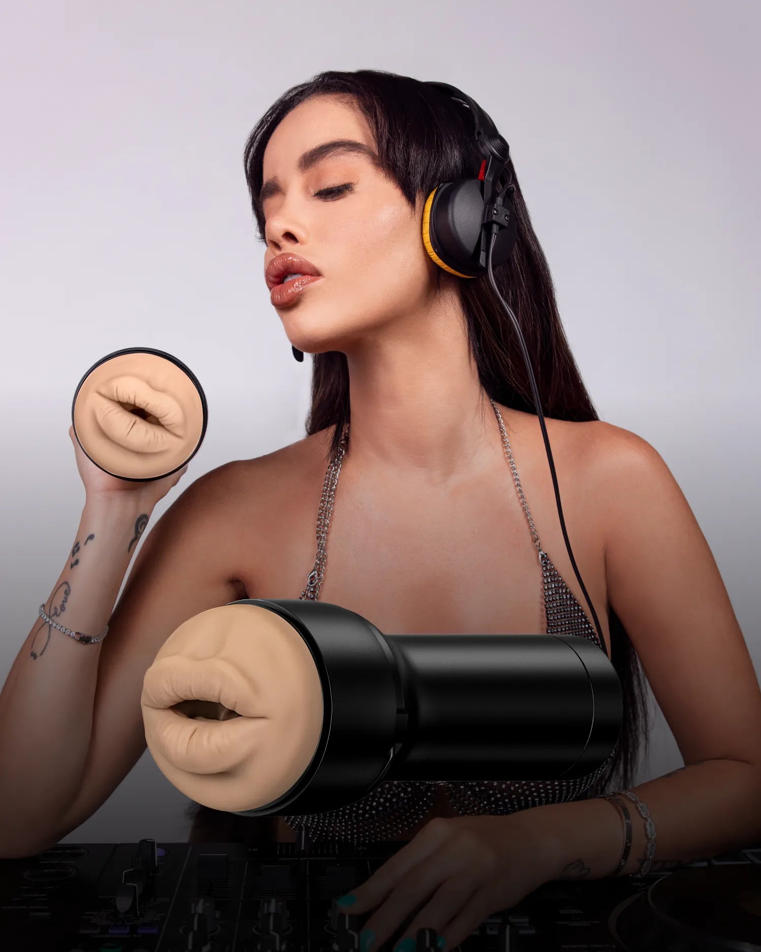 ビクトリア・ジューン・マウス - ストローカー